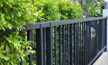 Vyberte správnu farbu plotových dielcov